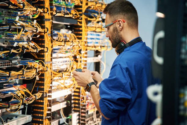 Técnico de Kleena trabajando en un rack de red